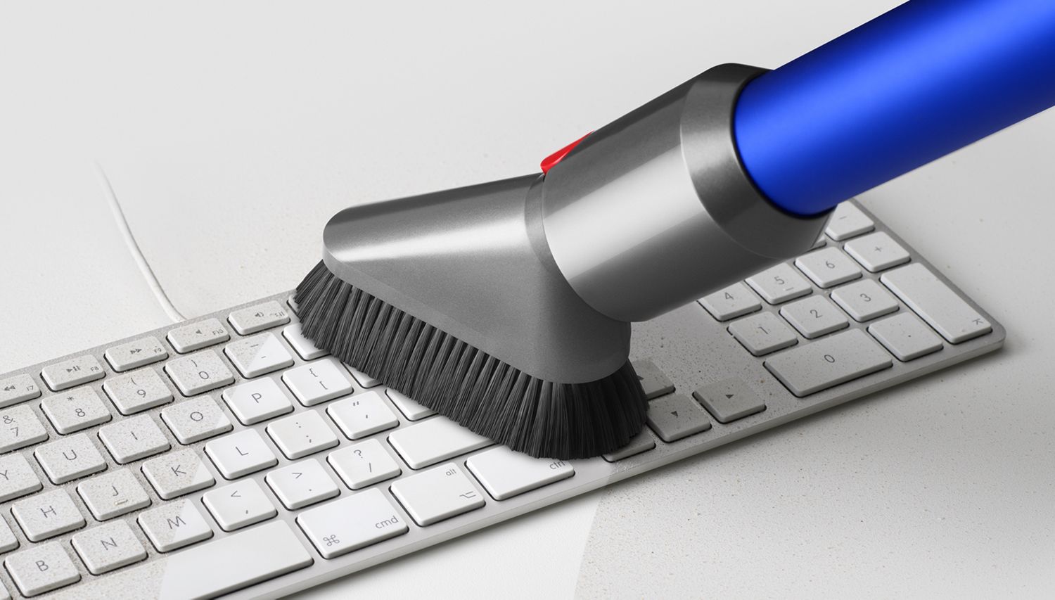 zoom sur une brosse motorisée d'aspirateur nettoyant un tapis à poils longs